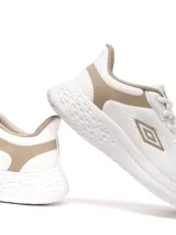 Championes deportivos Umbro modelo Rocky para mujer, color negro con suela blanca. Presentan capellada de malla transpirable y el logo Umbro en el lateral.