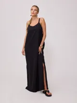 Vestido largo negro de algodón y lino, con breteles finos y aberturas laterales.