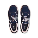 Championes de running azules con detalles en blanco y logo de la marca en el lateral.