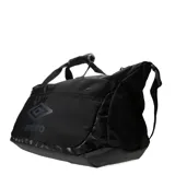 Bolso deportivo Umbro negro con logo estampado en el frente y detalles en gris.