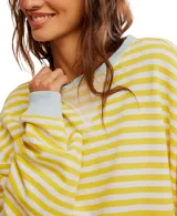 Remera de manga larga con cuello redondo y estampado a rayas horizontales amarillas y blancas, con puños y cuello en color celeste.