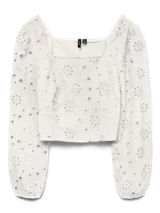 Blusa corta blanca con bordado tipo puntilla, cuello cuadrado y mangas largas abullonadas.