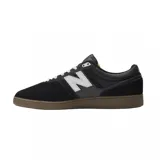 Championes New Balance NM508SBA negros con detalles en blanco y suela marrón.