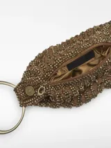 Bolso de mano tipo cóctel con diseño en forma de abanico, confeccionado con abalorios y pedrería tejidos en tricot de color gris metálico. Presenta un compartimento principal con cierre de cremallera y magnético, y un asa de mano metálica circular con logo grabado.