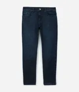 Pantalón slim fit confeccionado en tejido denim azul oscuro, con cintura con trabillas, cierre tradicional y bolsillos.