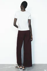 Pantalón de jean azul oscuro, de tiro alto y corte wide leg.