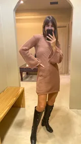 Vestido corto tejido en red color negro con lurex plateado, con forro desmontable de jersey. Tiene mangas largas acampanadas y corte relajado.