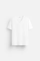 Camiseta blanca de corte slim fit, cuello en V y manga corta.