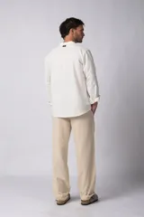 Camisa de lino negra con cuello mao y mangas largas.