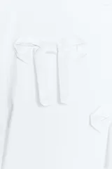 Camiseta blanca de algodón con cuello redondo, manga corta y apliques de lazos de raso blancos en el frente.
