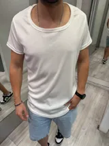 Remera blanca de algodón con textura waffle, corte clásico y cuello redondo amplio. Manga corta.