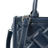 Bolso tote azul marino con diseño acolchado en símil cuero, doble asa corta y correa larga regulable.