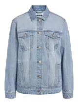 Chaqueta de jean celeste de corte clásico, con cuello tipo camisa, cierre frontal con botones, bolsillos delanteros con solapa y mangas largas con puños abotonados.