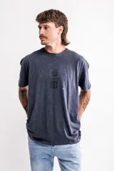Remera oversize azul con efecto gastado y estampa en el frente.