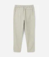 Pantalón relaxed de hombre confeccionado en tejido oxford de algodón color beige, con trabillas en la cintura y cordón para lazo.