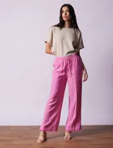 Pantalón wide leg color azul, de lino y rayón, con pretina elastizada y lazo de ajuste.