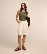 Blusa sin mangas color verde oliva, con cuello redondo y detalle texturizado de macramé en el escote.
