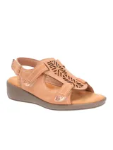 Sandalias bajas color tostado, con diseño calado en el empeine, ajuste con velcro y suela de goma.