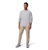 Remera de manga larga gris claro con logo de Columbia en el pecho. Confeccionada con tejido transpirable de secado rápido y protección UV.