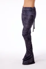 Pantalón bootcut de polisoft con estampado de piel de serpiente en tonos grises. Cintura alta con tiras ajustables en los laterales y drapeado en ambas piernas.