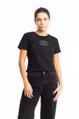Remera tipo baby tee de algodón negro, ajustada al cuerpo con un diseño minimalista en el frente.