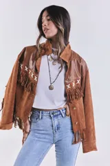 Campera marrón de gamuza con flecos y detalles en cuero sintético en la parte superior. Corte suelto.