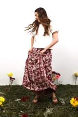 Falda larga de gasa estampada con letras, confeccionada en poliéster con doble tela y cierre lateral oculto.