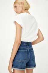 Short de jean azul de tiro alto con cinco bolsillos, confeccionado en denim de algodón y con dobladillo cosido.