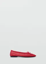Zapato tipo bailarina color rojo, de malla, con puntera redondeada y lazo decorativo.