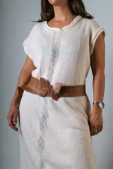 Vestido midi color crudo de algodón rústico, con textura central delantera y bordado en la espalda.