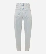 Pantalón de jean celeste, modelo mom, con lavado dirty, cintura con trabillas, cierre por botón y cremallera y bolsillos.