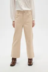 Pantalón de algodón color beige, de tiro alto, corte ancho y largo, con bolsillos frontales tipo parche.
