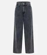 Pantalón de jeans para mujer, modelo baggy de cintura media, confeccionado en algodón con efecto deslavado. Presenta cinco bolsillos y cierre tradicional.