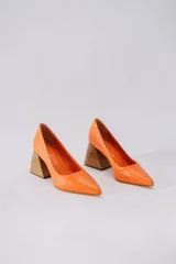 Zapatos de tacón color mostaza de cuero, con punta fina y tacón cuadrado forrado en cuero tipo madera.