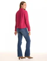 Camisa de crepe color fucsia, con cuello solapa, cierre frontal de botones y dos bolsillos aplicados en el pecho.