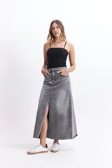 Falda midi de denim gris con lavado gastado, tiro alto, corte recto y tajo frontal.