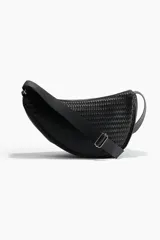 Cartera bandolera negra con diseño trenzado, forma asimétrica, cierre superior y correa ajustable.