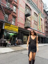 Mini falda marrón elastizada con lazo. El tono del color puede variar por diferencias en la composición de los hilados.