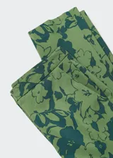 Pantalón de vestir marrón con estampado geométrico en blanco, de corte ajustado.