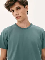 Remera azul marino de corte slim y mangas cortas.