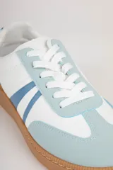 Zapatilla de símil cuero con diseño en varios colores, suela beige y cordones.