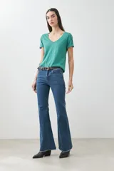 Remera verde con escote en V y mangas cortas.