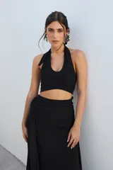 Top negro con escote halter y espalda descubierta.