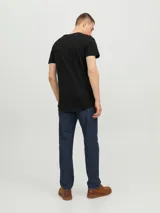 Camiseta negra de manga corta con cuello redondo y corte largo.
