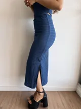 Conjunto azul de dos piezas de tela bambula elastizada, compuesto por un top strapless y una falda midi con tajo lateral.