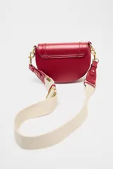 Bolso bandolera rígido color rojo, con asa corta y correa larga de tejido tipo canvas. Cierre con solapa e imán y bolsillo interior con cremallera.