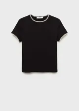 Camiseta a rayas horizontales blancas y negras, de manga corta y cuello redondo con ribetes negros.