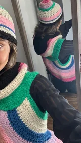 Casquete de crochet hecho a mano, con diseño multicolor y tejido de lana merino.