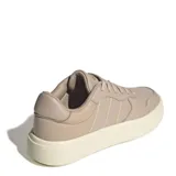 Championes Adidas Lite Court color beige con las tres tiras características de la marca en los laterales.