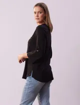 Blusa celeste texturada marca Ninety, con cuello a la base, escote en V y abertura central con botones. Delantera con bolsillo y mangas tres cuartos regulables con presilla y botón.